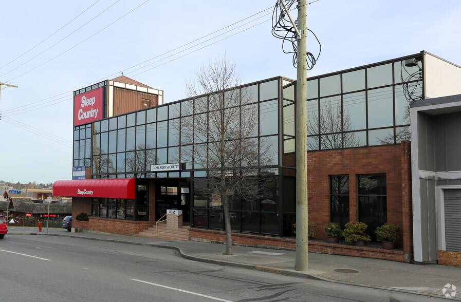 3045 Douglas St, Victoria, BC à louer - Photo du bâtiment - Image 2 de 4