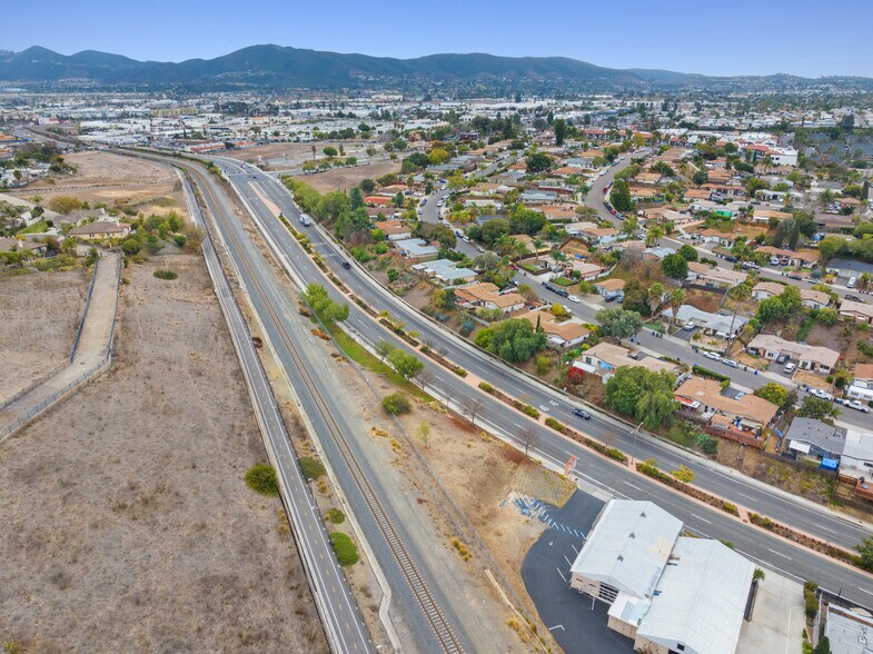 S Santa Fe Ave, San Marcos, CA à vendre - Photo du bâtiment - Image 3 de 4