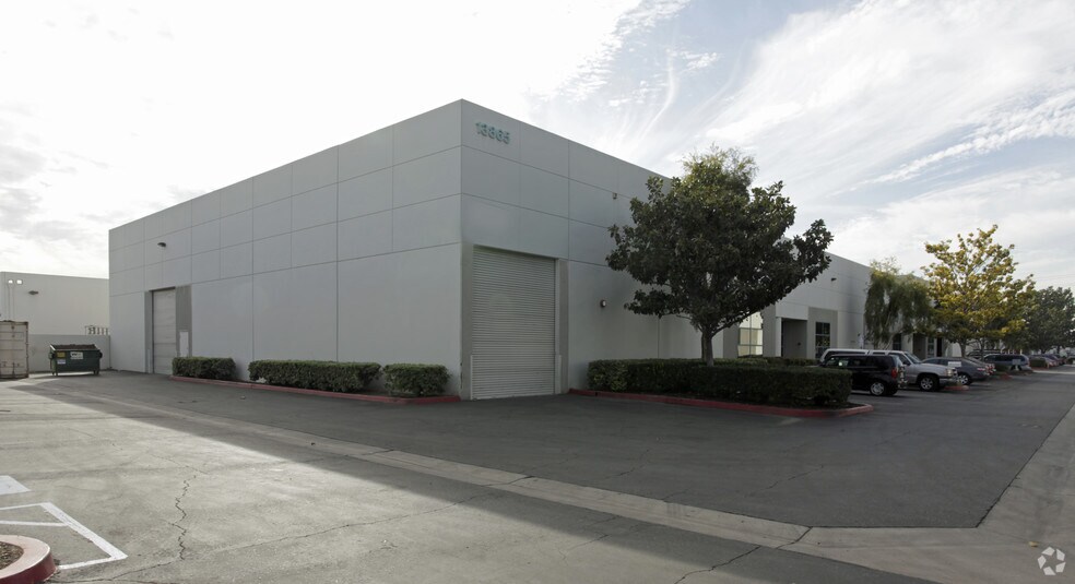 13865 Magnolia Ave, Chino, CA à louer - Photo du bâtiment - Image 2 de 4