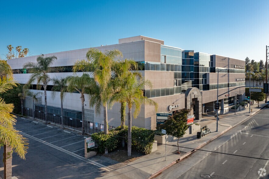 12660 Riverside Dr, Valley Village, CA à louer - Photo du bâtiment - Image 3 de 27