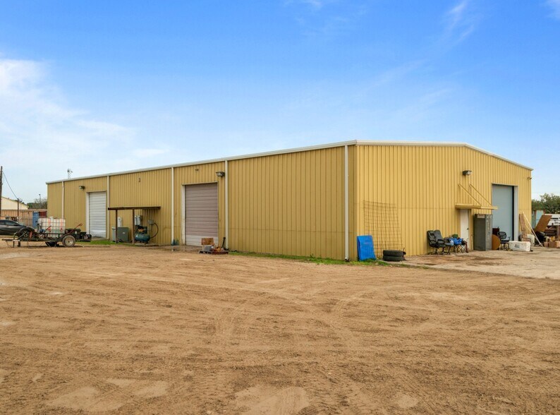 1209-1211 Bensdale Rd, Pleasanton, TX à louer - Photo du bâtiment - Image 3 de 11