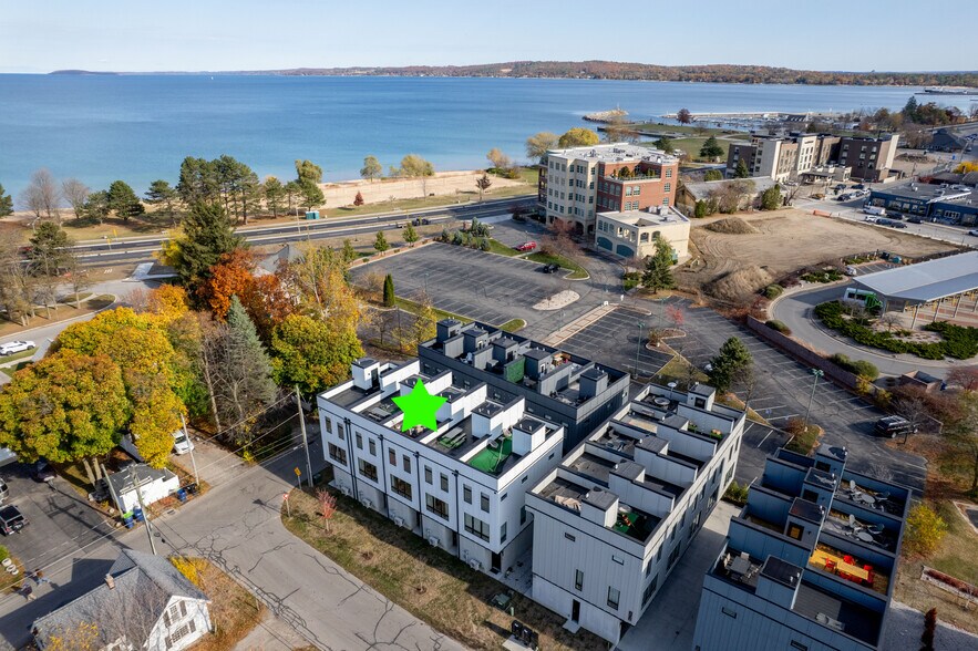 208 Gillis St, Traverse City, MI à vendre - Aérien - Image 2 de 38