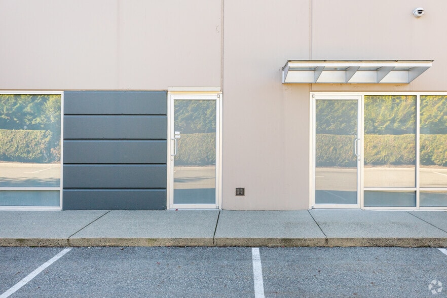 27090 Gloucester Way, Langley, BC à louer - Photo du bâtiment - Image 3 de 8