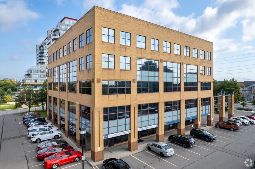9050 Yonge St, Richmond Hill, ON à louer - Photo du bâtiment - Image 2 de 6