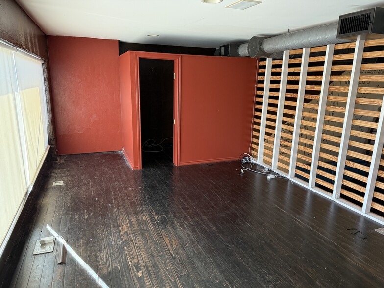 111 N Kilgore St, Kilgore, TX for lease - Interior Photo - Image 2 of 5