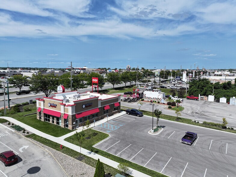 744 E Lewis and Clark Pky, Clarksville, IN à vendre - Photo du bâtiment - Image 3 de 6