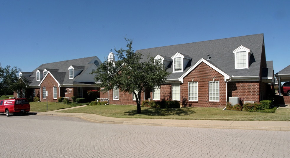 951 York Dr, DeSoto, TX for lease - Building Photo - Image 2 of 8
