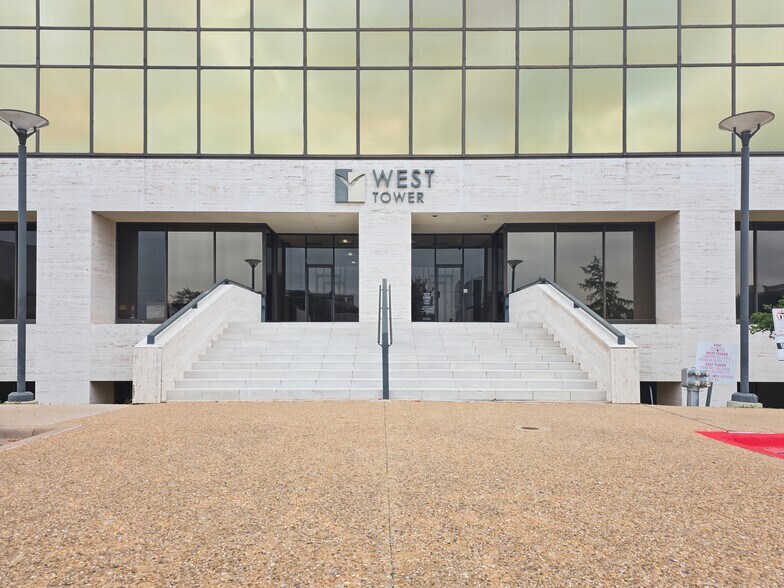 1341 W Mockingbird Ln, Dallas, TX à louer - Photo intérieure - Image 3 de 15