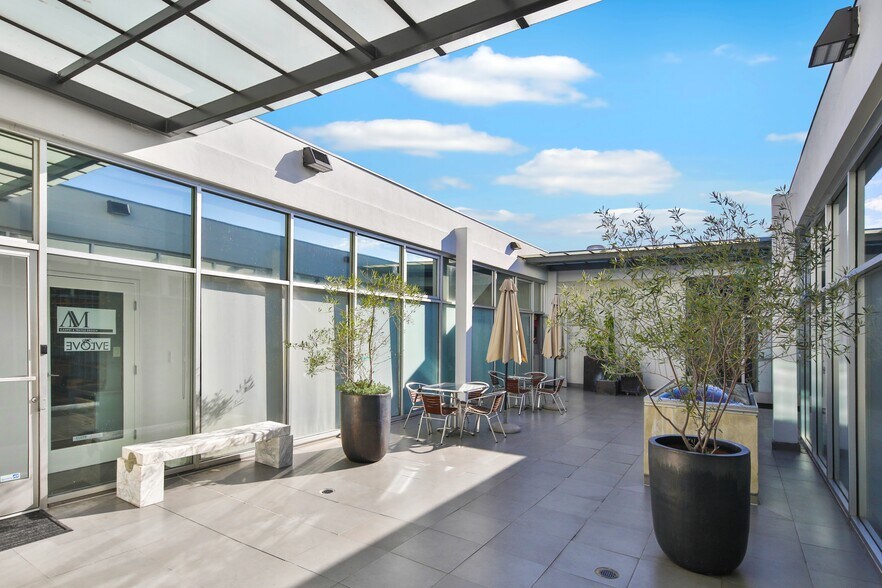 8322 Beverly Blvd, Los Angeles, CA à louer - Photo du bâtiment - Image 3 de 4