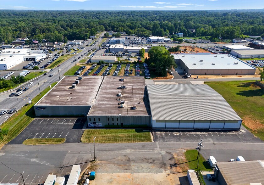 141 Robins St, Lowell, NC à louer - Photo du bâtiment - Image 2 de 18