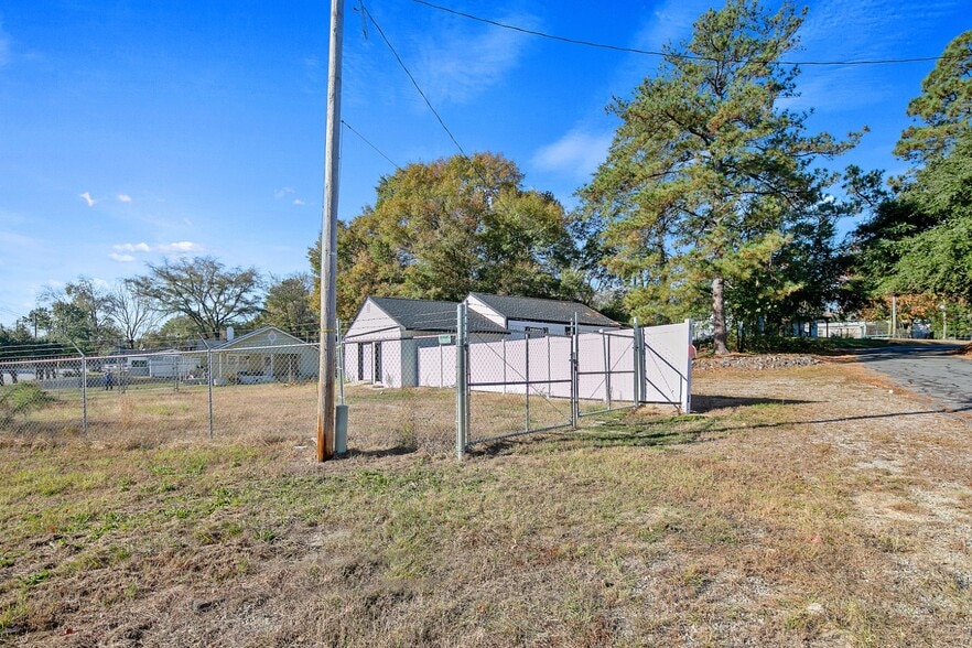 1500 Gillespie St, Fayetteville, NC for lease - Building Photo - Image 2 of 35