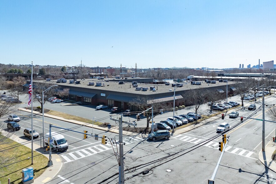 300 Commercial St, Malden, MA à louer - Photo du bâtiment - Image 3 de 11