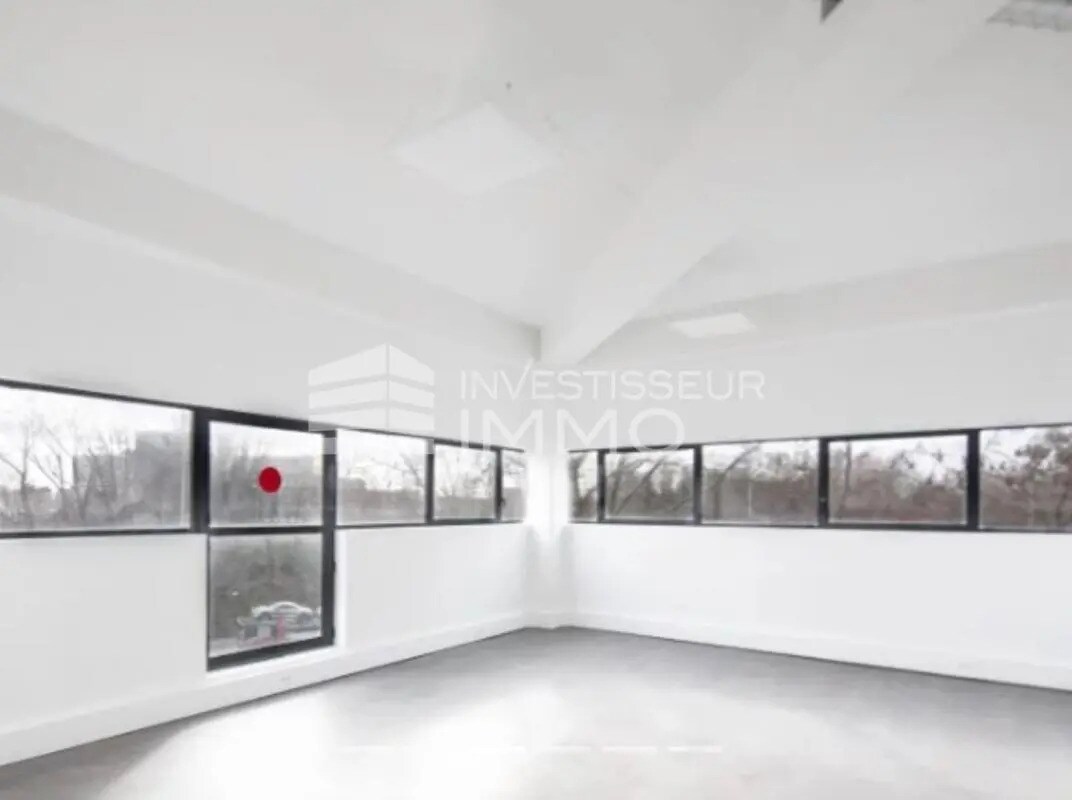 Office in Saint-Denis for lease Interior Photo- Image 1 of 5