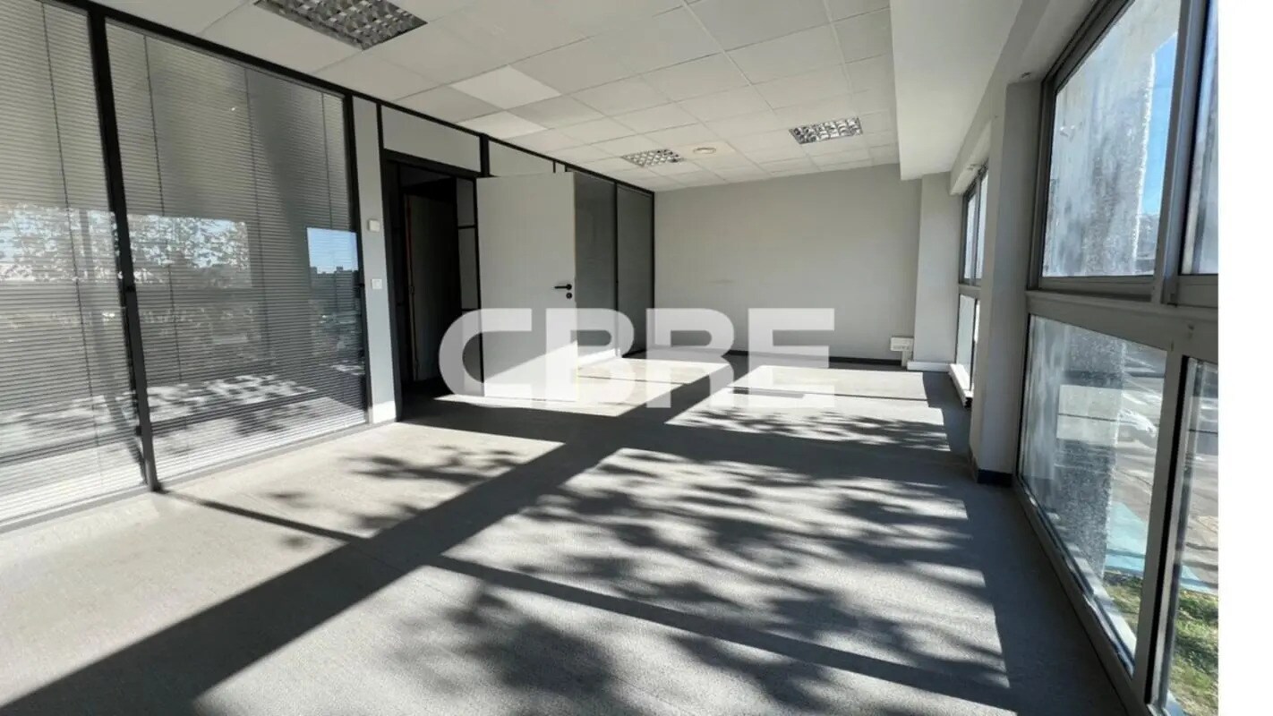 Office in Saint-Laurent-du-Var for lease Building Photo- Image 1 of 13