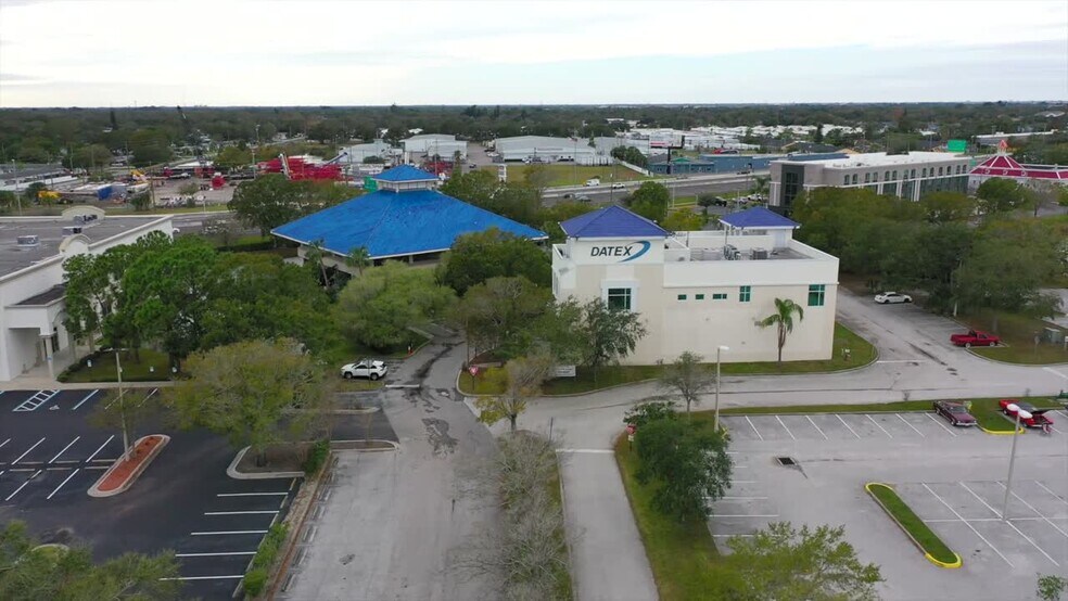 10300 49th St, Clearwater, FL à louer - Vidéo sur l’inscription commerciale - Image 2 de 9