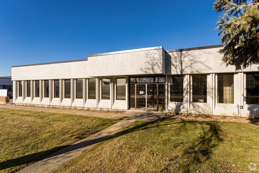 855 Rue McCaffrey, Montréal, QC à louer - Photo du bâtiment - Image 3 de 3