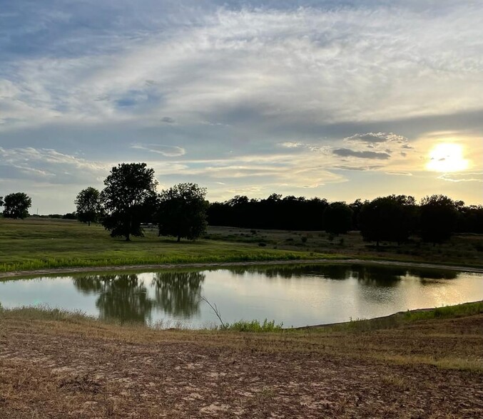 2415 Sandra Ln, Webberville, TX for sale - Primary Photo - Image 1 of 12