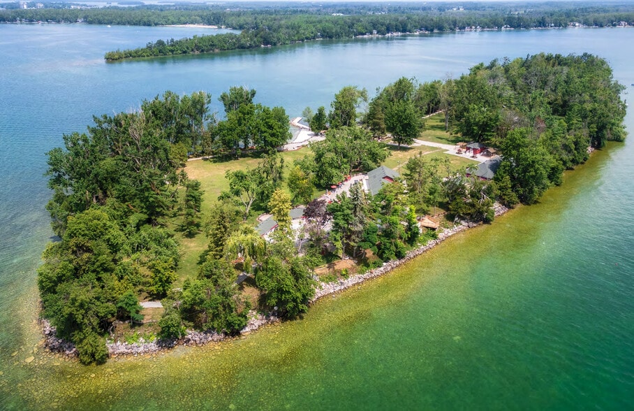 4739 Cedar Point Ln, Ramara, ON for sale - Primary Photo - Image 1 of 40