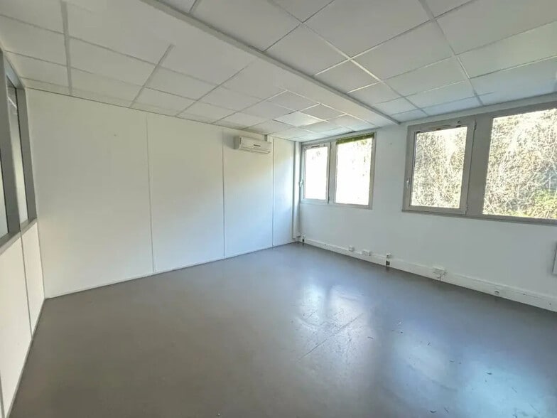 Flex in Marseille for lease - Building Photo - Image 3 of 23