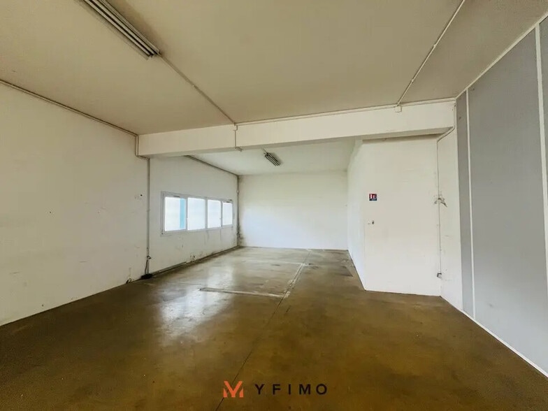 Office in Trappes for lease - Interior Photo - Image 2 of 4