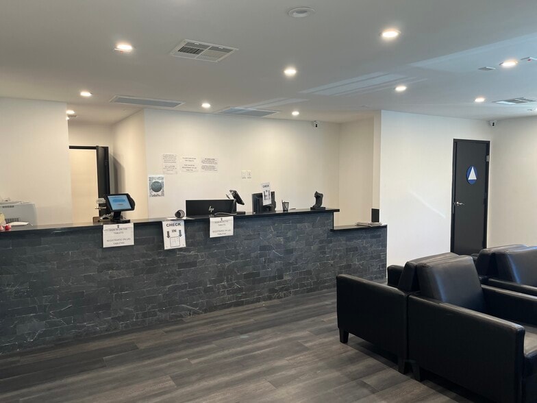 17970 Sierra Hwy, Canyon Country, CA for lease - Building Photo - Image 3 of 16