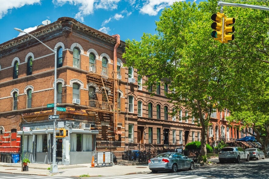 579 Decatur St, Brooklyn, NY for sale - Building Photo - Image 3 of 39