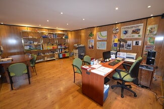 Plus de détails pour Multi-résidentiel à vendre