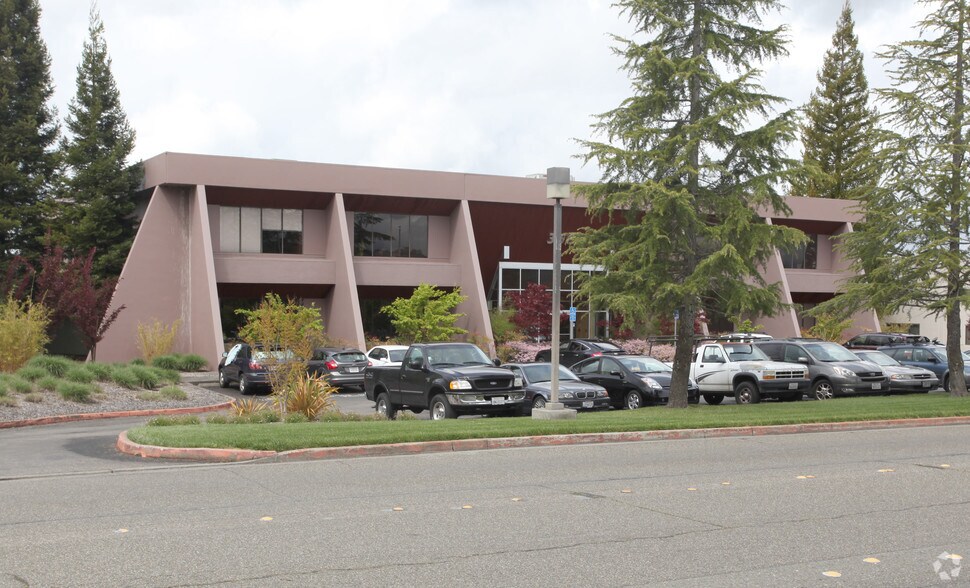 3663 N Laughlin Rd, Santa Rosa, CA à louer - Photo du bâtiment - Image 3 de 4