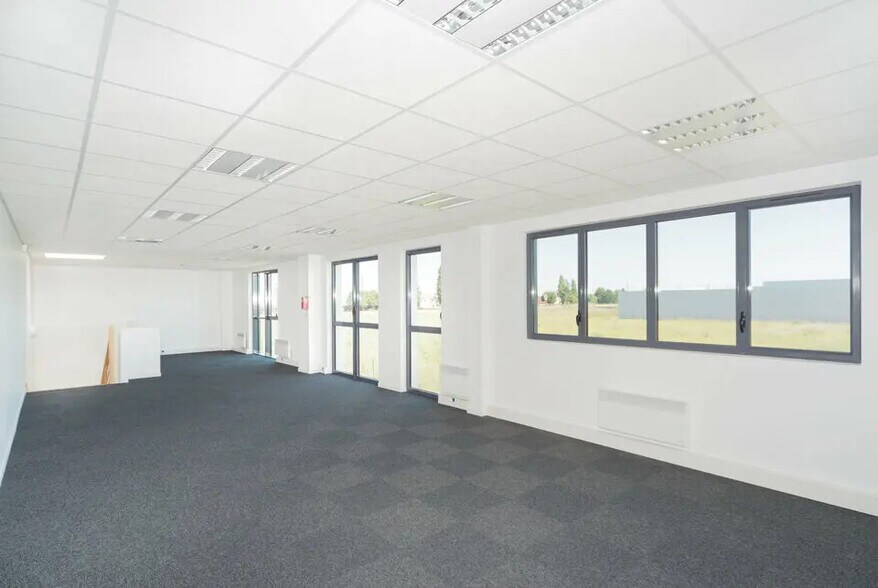 Flex in Lieusaint for sale - Interior Photo - Image 3 of 4