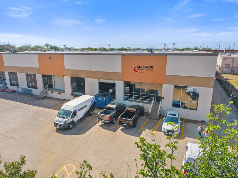 13777 Bee St, Farmers Branch, TX à louer - Photo du bâtiment - Image 2 de 11