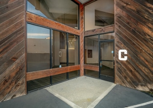 2596 Bay Rd, Redwood City, CA à louer Photo du bâtiment- Image 2 de 8