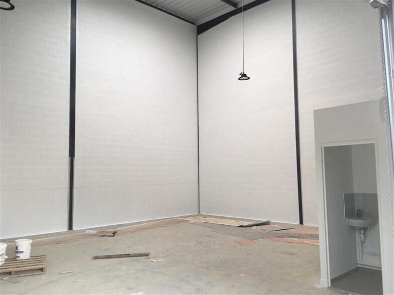 Flex in Bussy-Saint-Georges for lease - Interior Photo - Image 2 of 10