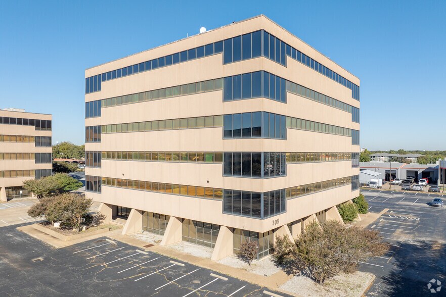 305 NE Loop 820, Hurst, TX à vendre - Photo principale - Image 1 de 1