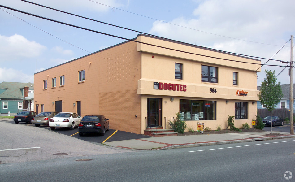 984 Charles St, North Providence, RI for lease - Primary Photo - Image 1 of 43