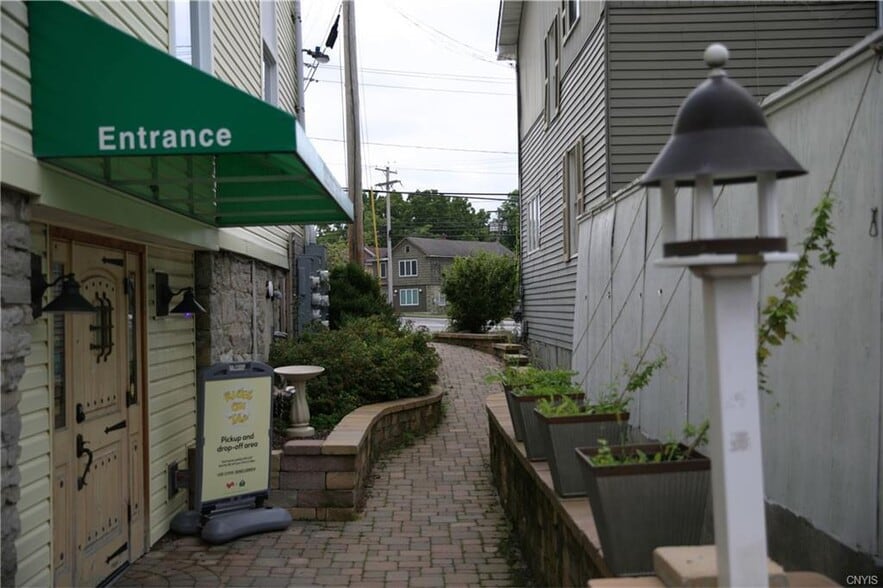 315 E Seneca St, Manlius, NY à vendre - Photo du bâtiment - Image 3 de 51