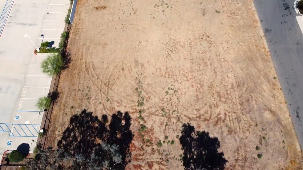 Eastman Drive, Murrieta, CA à vendre - Vidéo sur l’inscription commerciale - Image 2 de 7