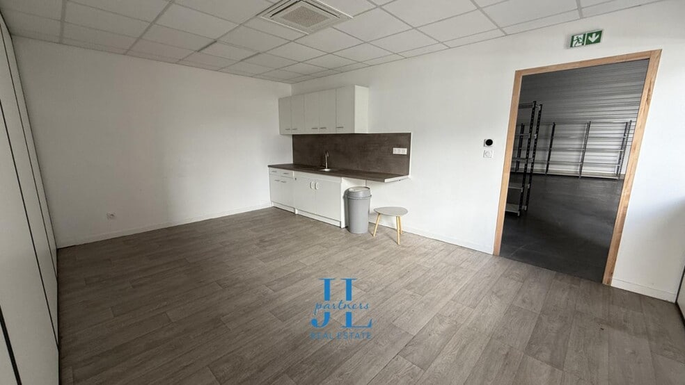 Flex in Villenave-d'Ornon for lease - Interior Photo - Image 1 of 5