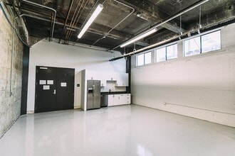 2744 E 11th St, Oakland, CA à louer Photo du bâtiment- Image 1 de 8