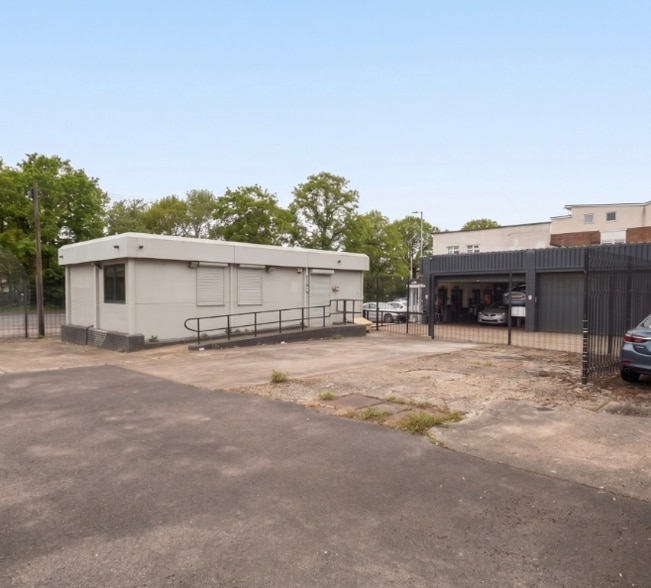 407 Millbrook Rd, Southampton for lease - Building Photo - Image 2 of 6