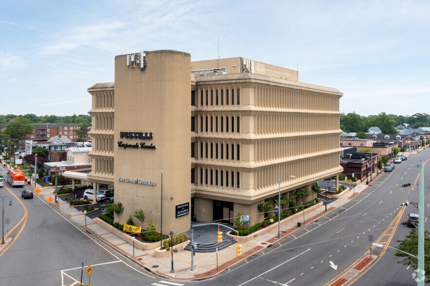 303 Merrick Rd, Lynbrook, NY à louer - Photo du bâtiment - Image 1 de 23