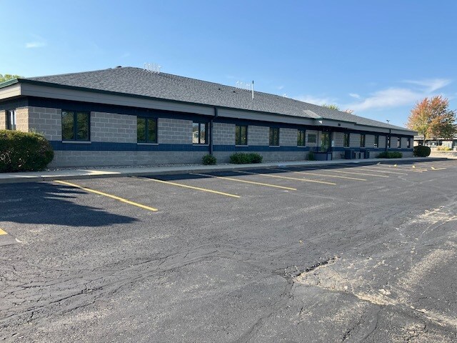 211 Corporate Dr, Beaver Dam, WI for lease - Primary Photo - Image 1 of 18