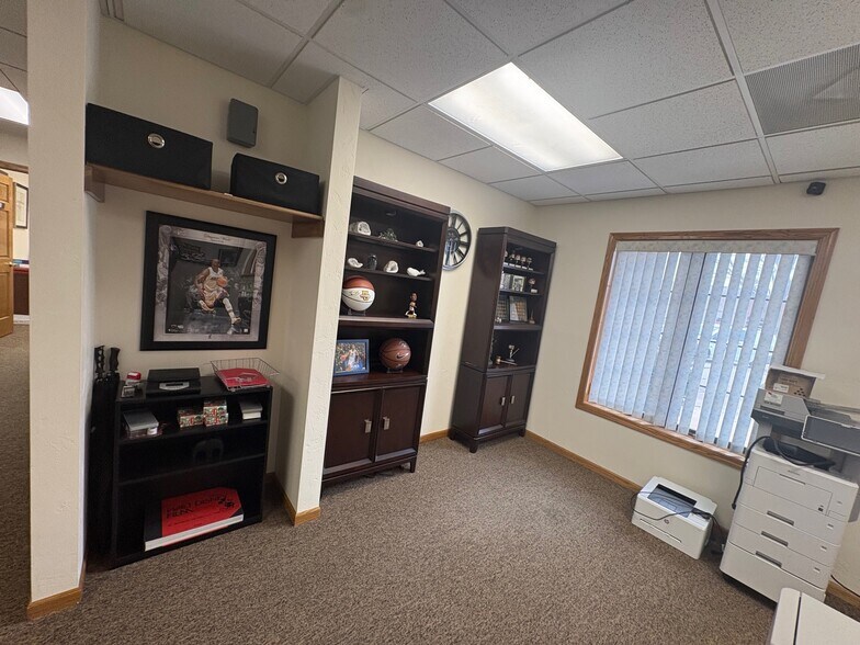 2149 Velp Ave, Green Bay, WI for lease - Interior Photo - Image 3 of 11