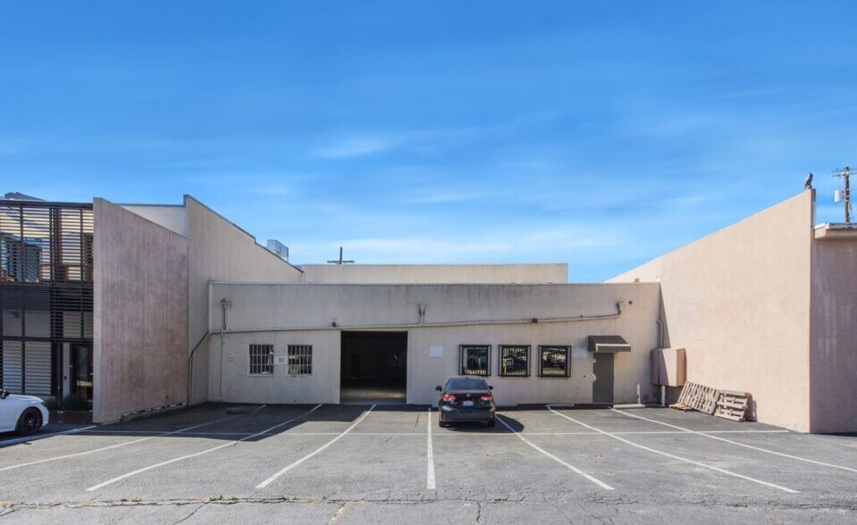 2230 S Barrington Ave, Los Angeles, CA à louer - Photo du bâtiment - Image 3 de 5