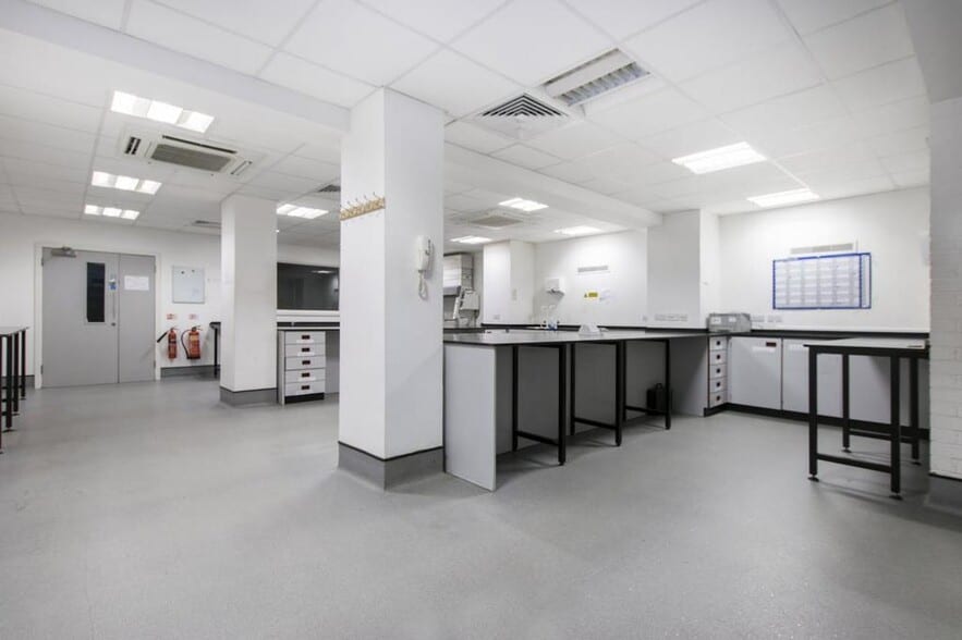 6 Bridgewater Sq, London for sale - Interior Photo - Image 2 of 11