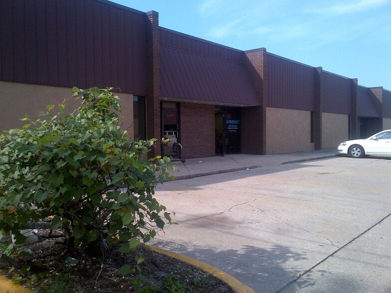 33830-33890 Groesbeck Hwy, Clinton Township, MI à louer - Photo du bâtiment - Image 2 de 4