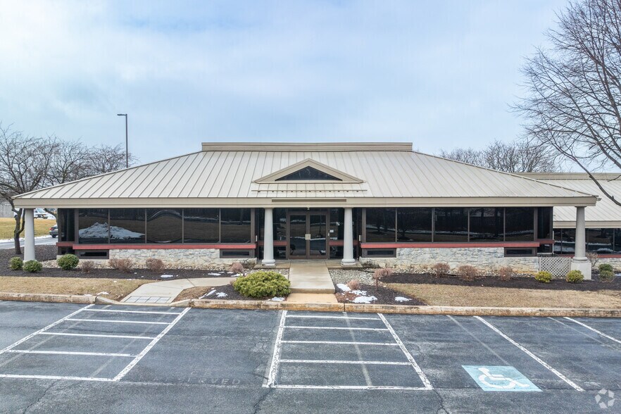 875 Berkshire Blvd, Wyomissing, PA à louer - Photo du bâtiment - Image 3 de 9