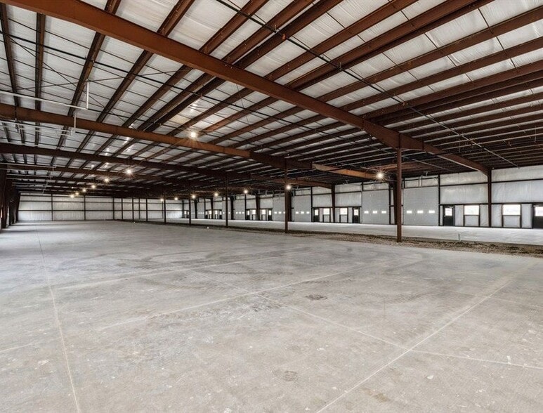 2826 Hyatt Cir, Ames, IA for lease - Interior Photo - Image 3 of 9