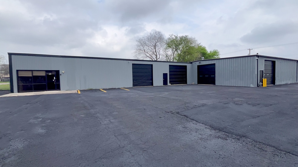 205 W Byrd Blvd, Universal City, TX for lease - Building Photo - Image 3 of 25