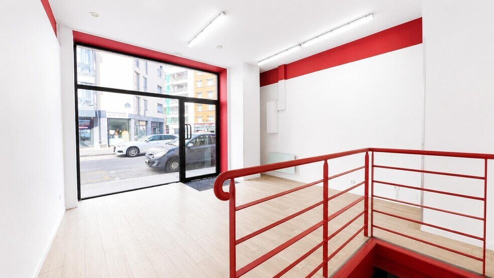 Rue De L'Amiral Roussin, Paris for lease - Interior Photo - Image 1 of 6