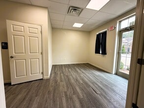 400 Old Forge Ln, Kennett Square, PA for lease Interior Photo- Image 2 of 10